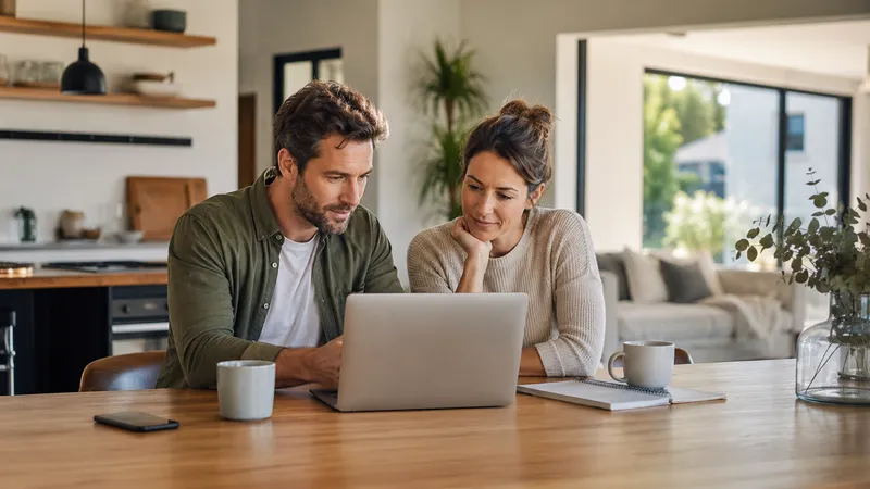Couple suivant en ligne l'avancée de son dossier de permis de construire